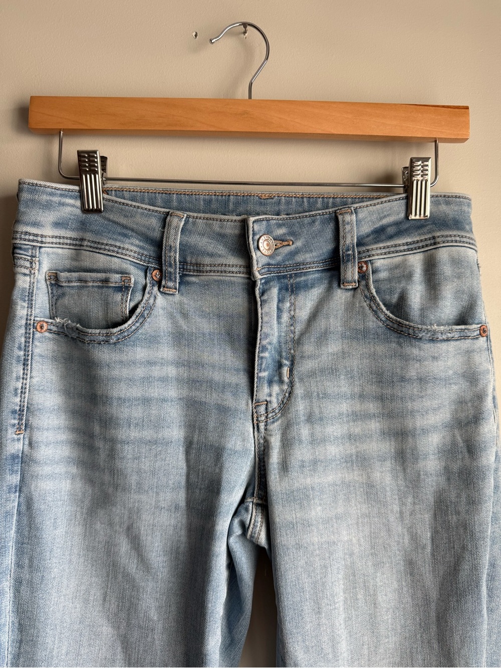 American eagle Light Wash Women's kickboot jeans 6